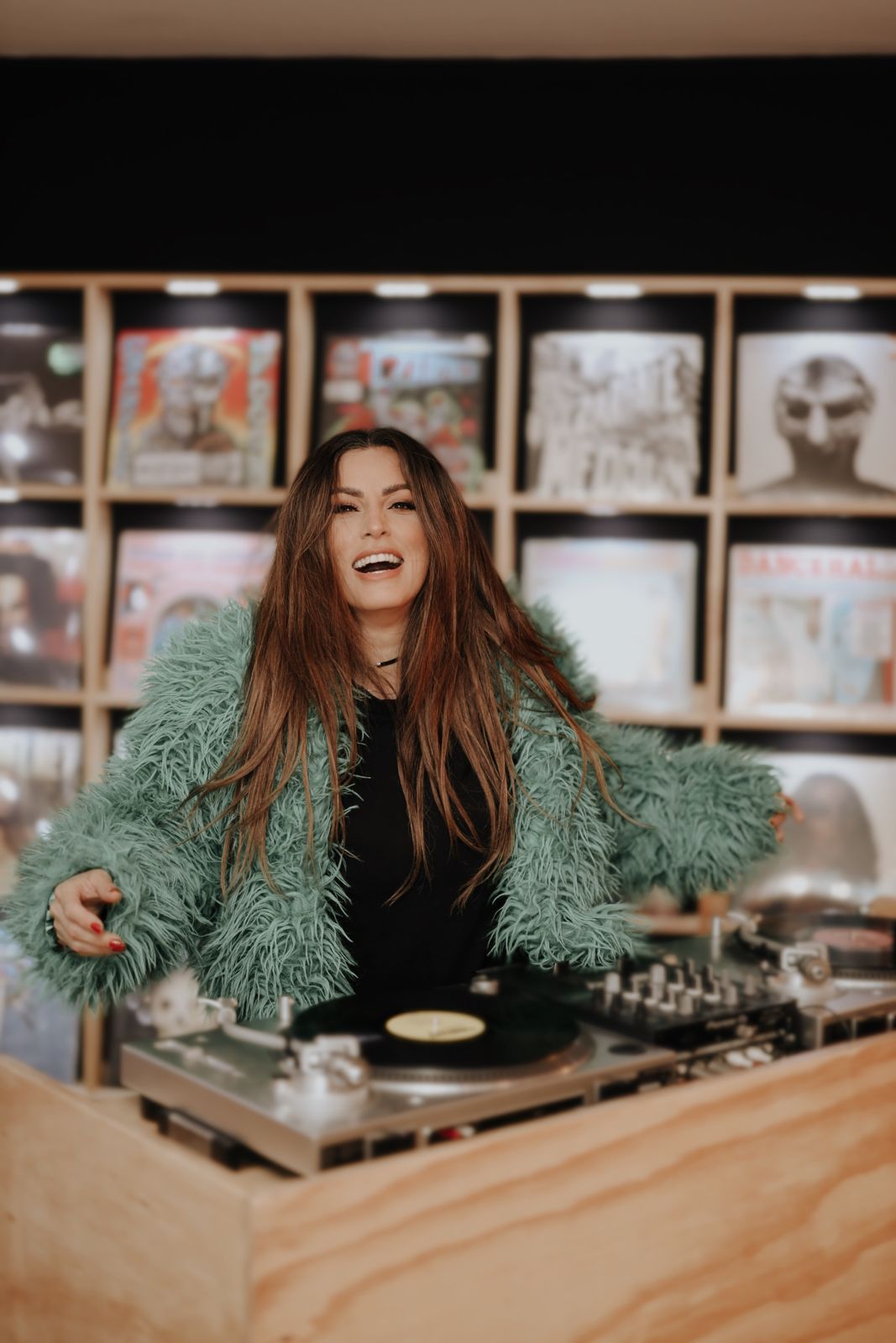 Ingrid De Ycaza en una tienda de discos de vinilo